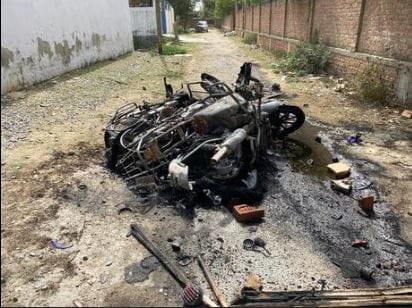 Two groups of students clashed outside the institute, set three bikes on fire, many students injured