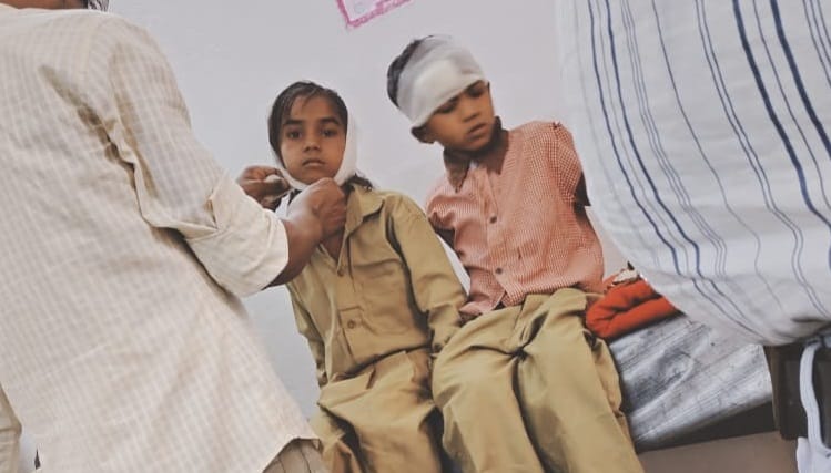 Shameful act of parents  in kanpur, Rubbed the finger of the innocent in the wall] Also broke the head