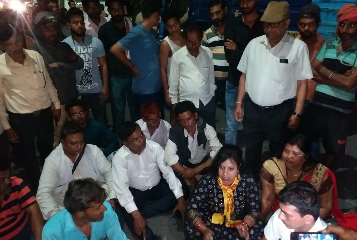 Kanpur: Dumper was coming from the opposite direction, scooty hit hard, woman died and husband serious