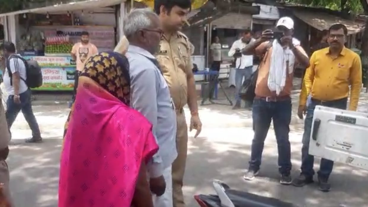 A couple tried self immolte in  front of Lokbhawan in Lucknow.