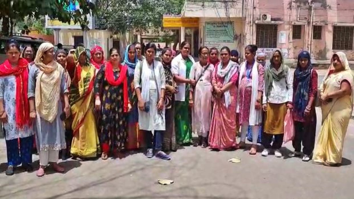Women health workers protested at Karauli District Collectorate