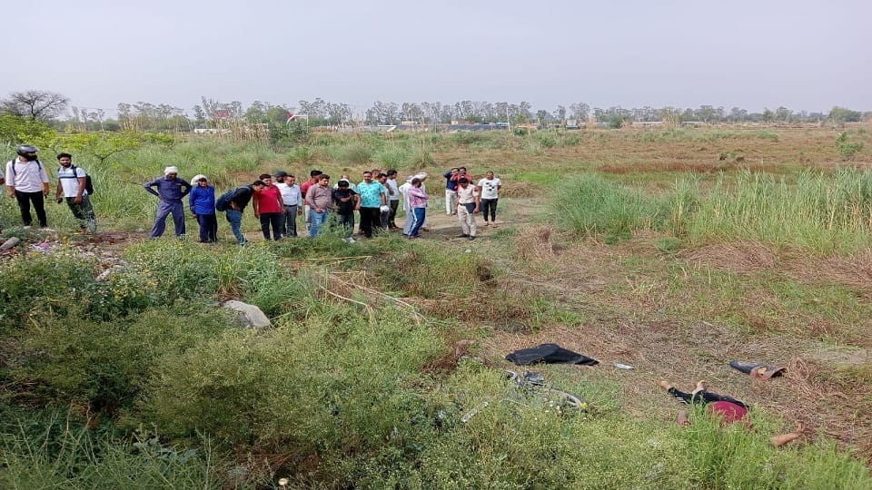 Dead body found in suspicious condition near Khedi Sadh in Rohtak, bike collided with tree