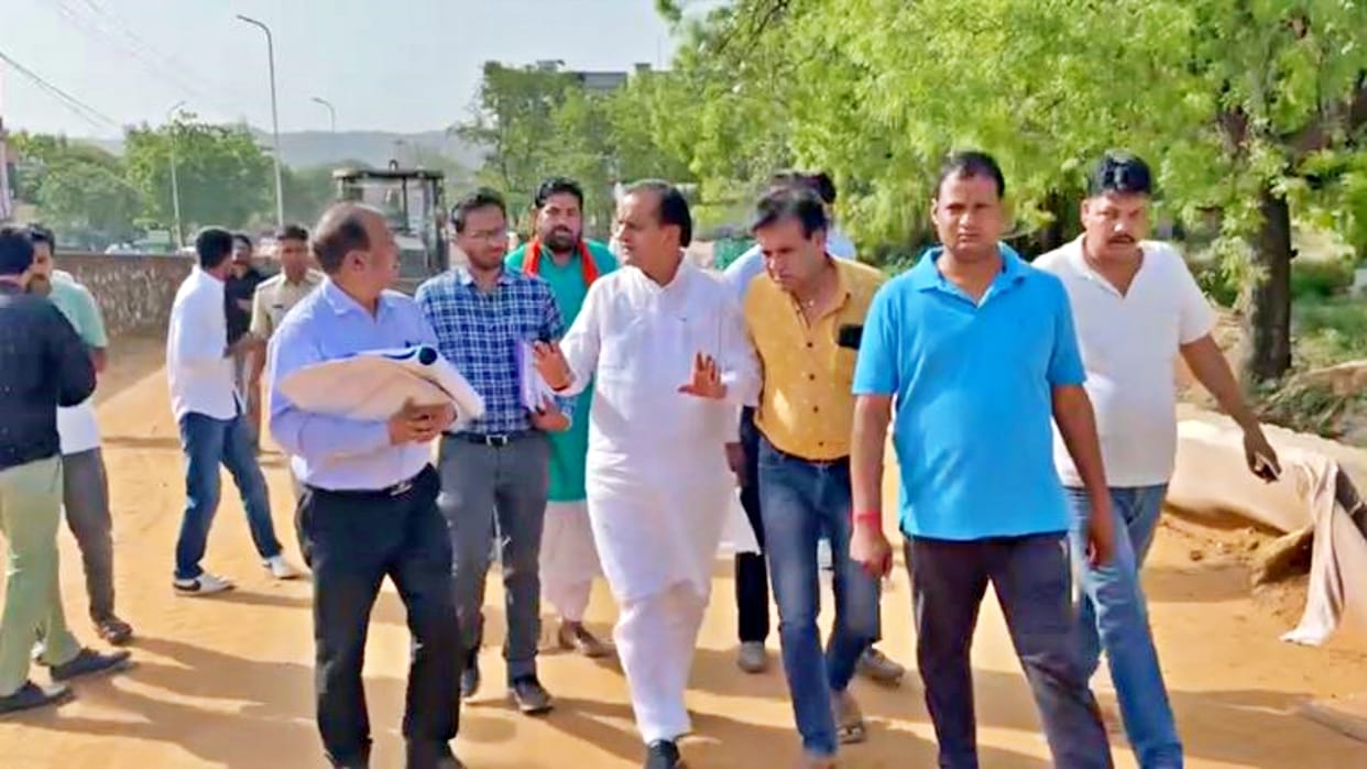 MP Sukhbir laid the foundation stone of the entrance of the District Sports Stadium