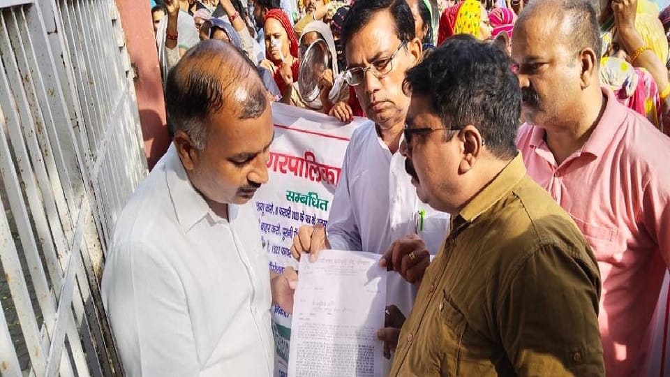 municipal workers demonstrated by banging plates for demands In Rohtak and letter handed over to MP PA