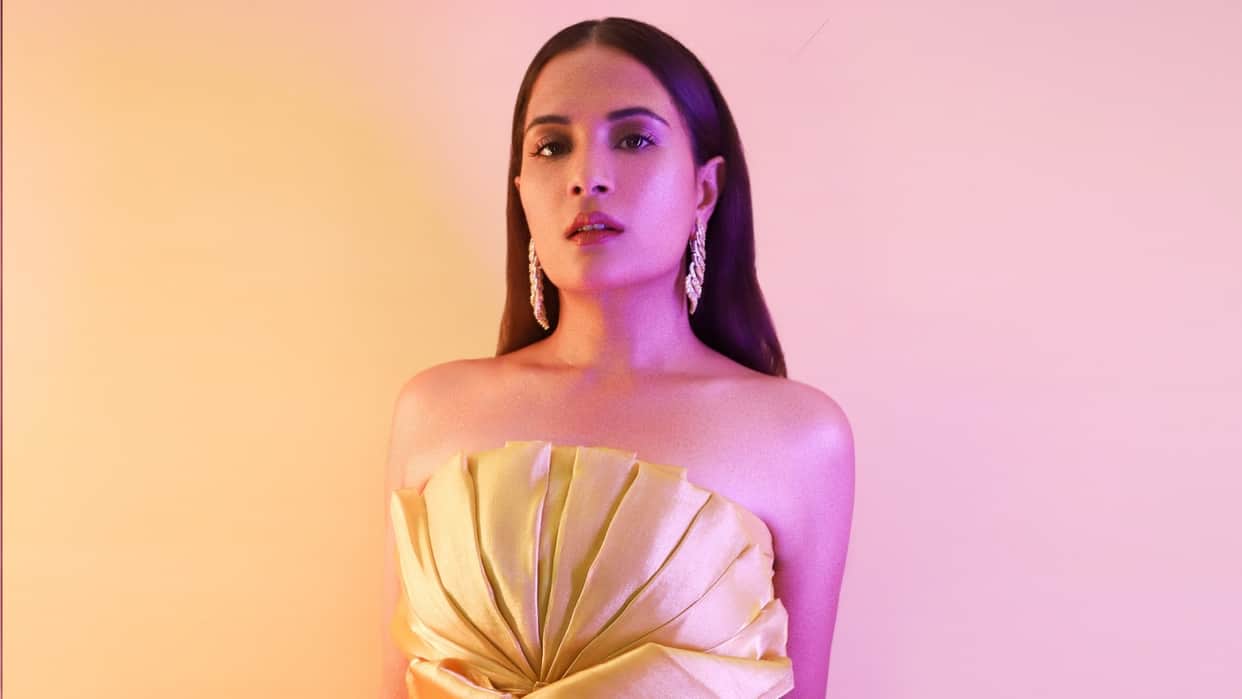 richa chadha recalls she has been victim of discrimination staff throwing her stuff on the sets