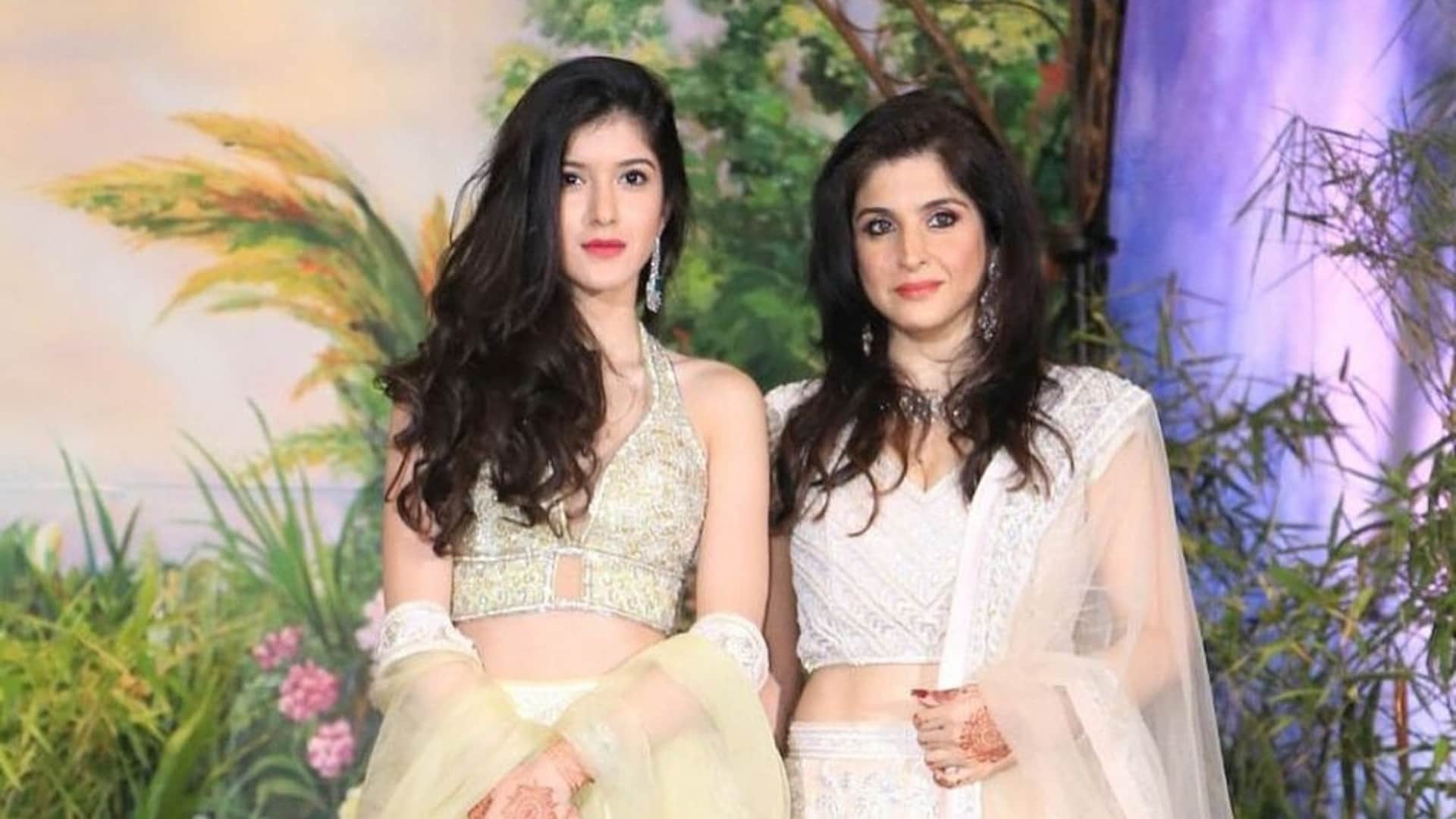 Bollywood Actress Looks Like Of Their Mother Sara Ali Khan to Alia Bhatt