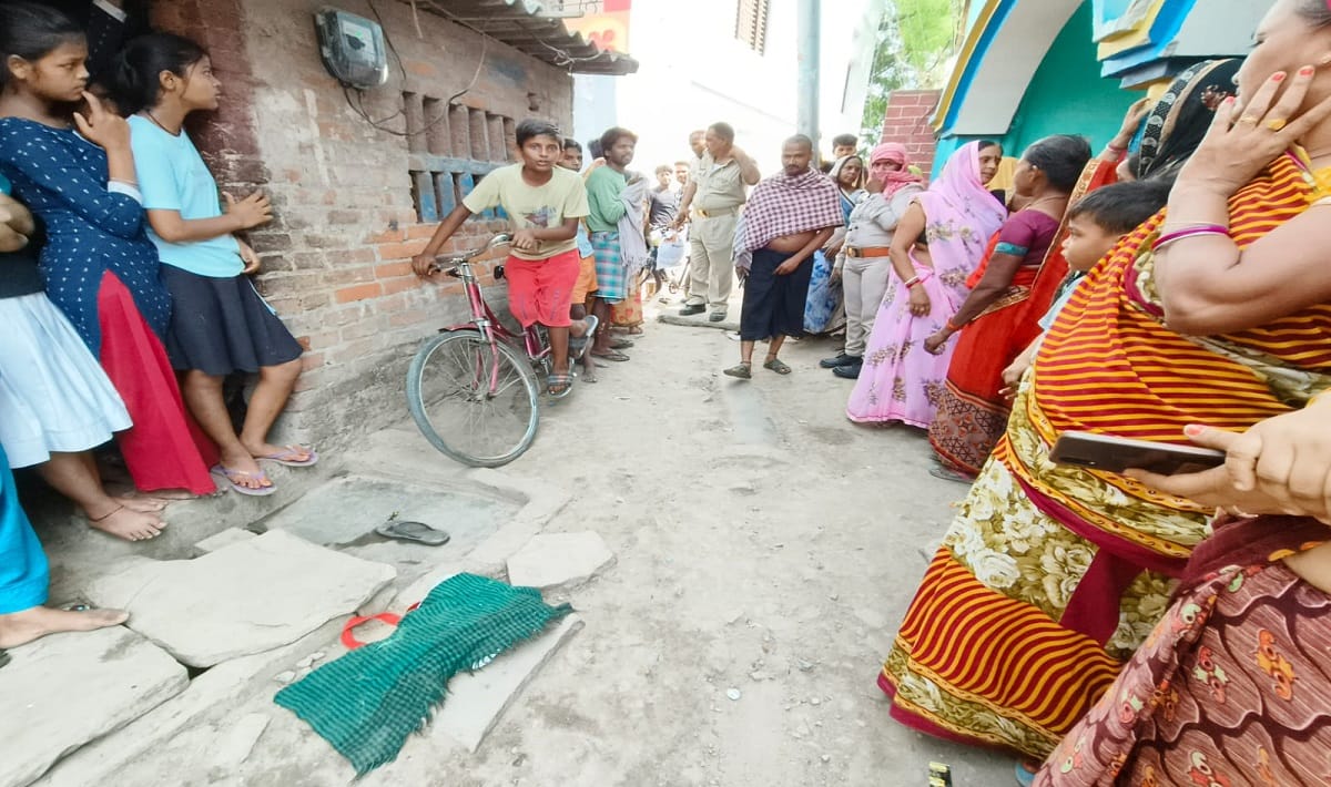 Dead body of  newborn found thrown on tin shed of house in varanasi