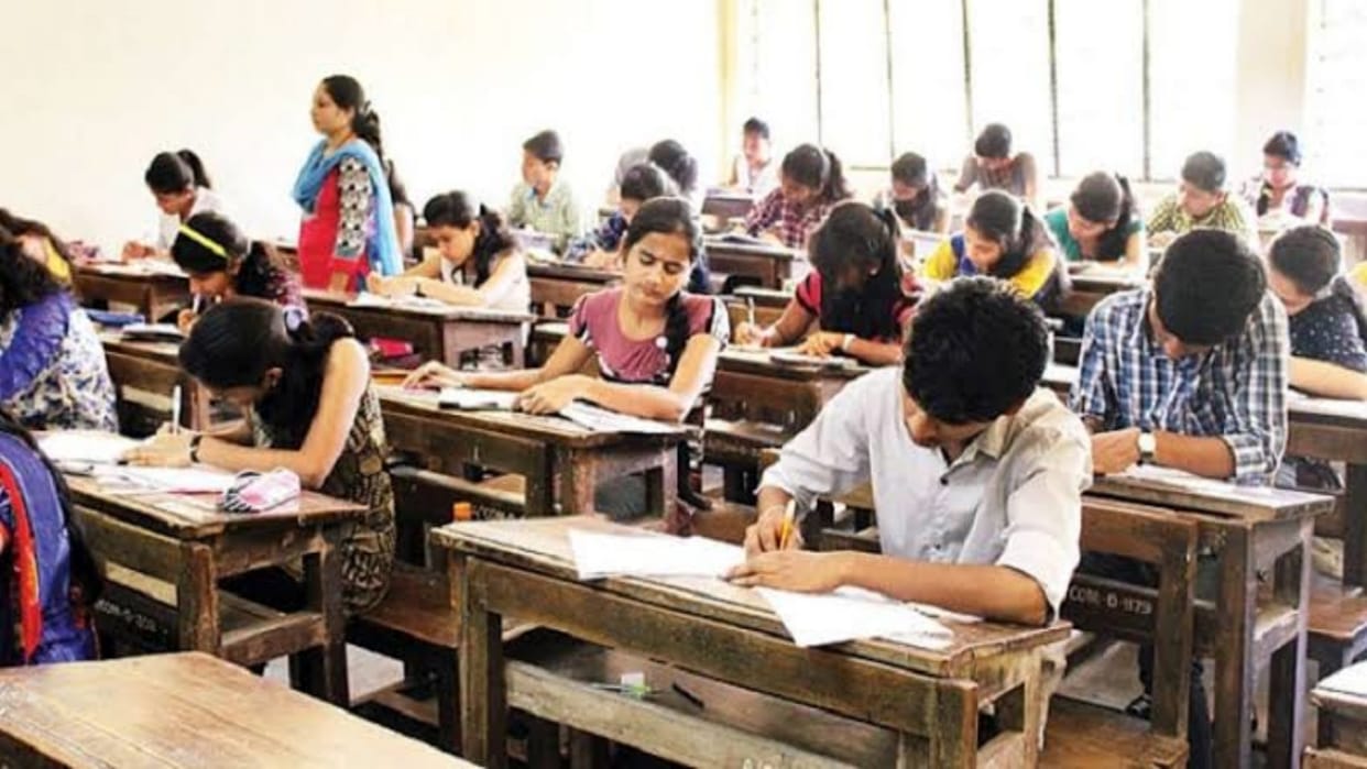 Jabalpur: Due to delay, half a dozen children were deprived of examination, student organization demonstrated