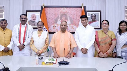छह जिलों के मेयर से मिले CM Yogi: कूड़ा प्रबंधन और अवैध पार्किंग पर दिए खास निर्देश, सामने आई पहली फोटो CM Yogi meets mayor of six districts: Special instructions given on waste management and illegal parking, firs