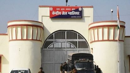 MP News: ग्वालियर जेल में हत्या के मामले में सजा काट रहे तीन कैदी फरार, केस दर्ज कराने के बाद दो लौटे MP News: Three prisoners serving sentence in murder case absconding in Gwalior jail
