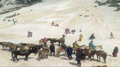 Rohtang Pass: अब दूर नहीं रोहतांग दर्रा, मढ़ी पहुंचे 300 पर्यटक वाहन Rohtang Pass not far away, 300 tourist vehicles reached Marhi