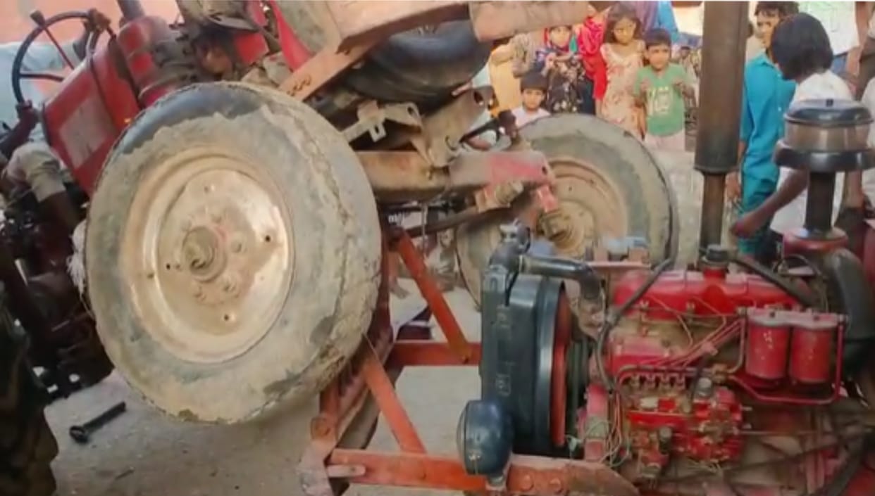 Baghpat: Due to not giving way, the tractor drivers got stuck in each other's efforts