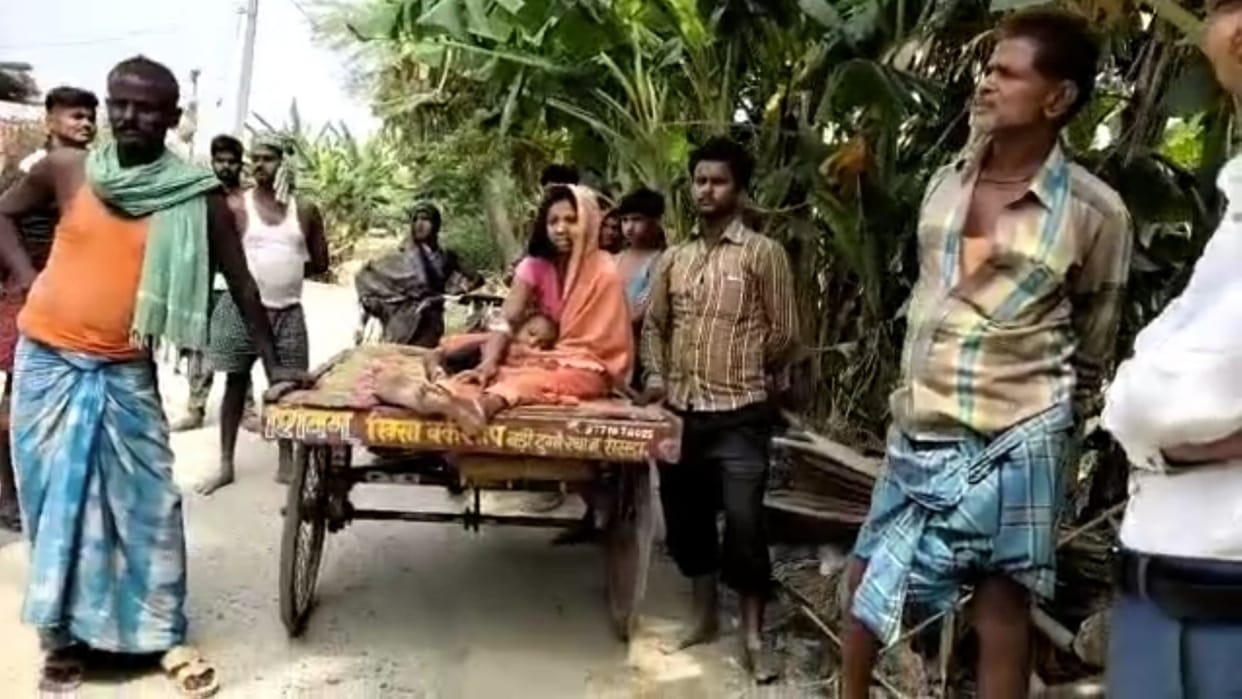 Addict father-in-law beat his daughter-in-law with sticks and bricks in Begusarai, seriously injured