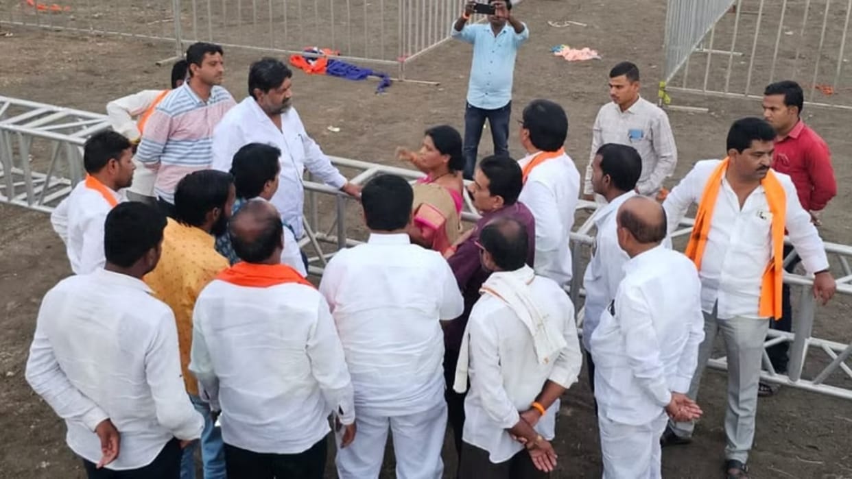 Maharashtra: Uddhav's Shiv Sena district unit president accused vice president of demanding money from workers