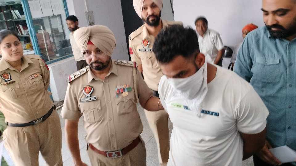 Police recovered heroin and drug money in Amritsar