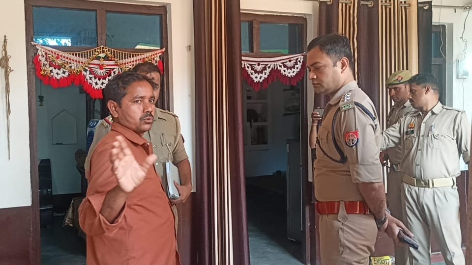 Robbery of five lakhs by tying up the families of four farmers