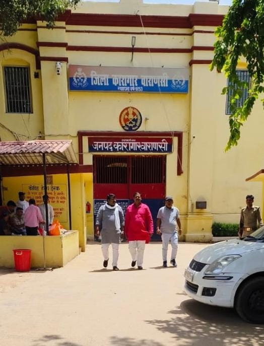 Varanasi: MLC and SP district president met farmers in jail, demanded judicial inquiry into lathicharge, gave