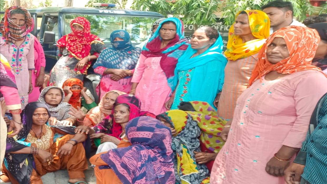Muzaffarnagar: relatives of Student created ruckus at SSP office, women lay down in front of vehicle