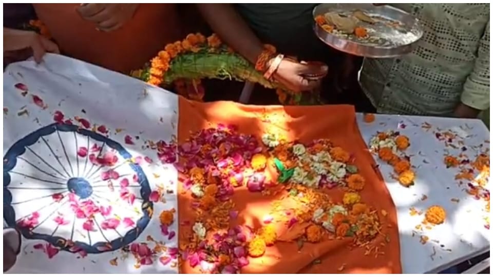 Naib Subedar Hariom Goswami dies in Delhi last farewell given with moist eyes in Dholpur