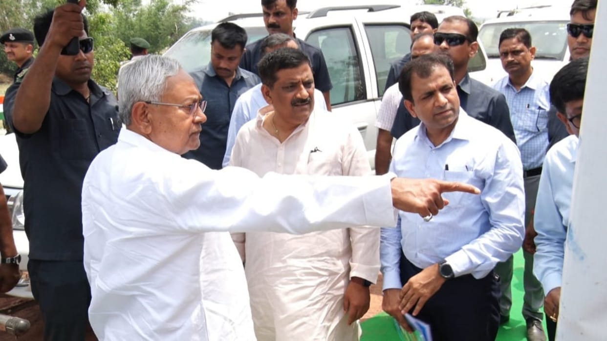 Nitish laid the foundation stone of Kamla Balan embankment cum road