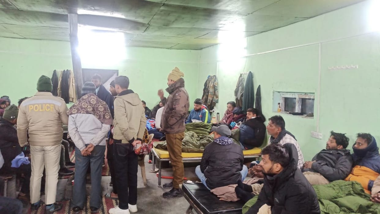 himachal news: 110 passengers rescue from baralacha pass