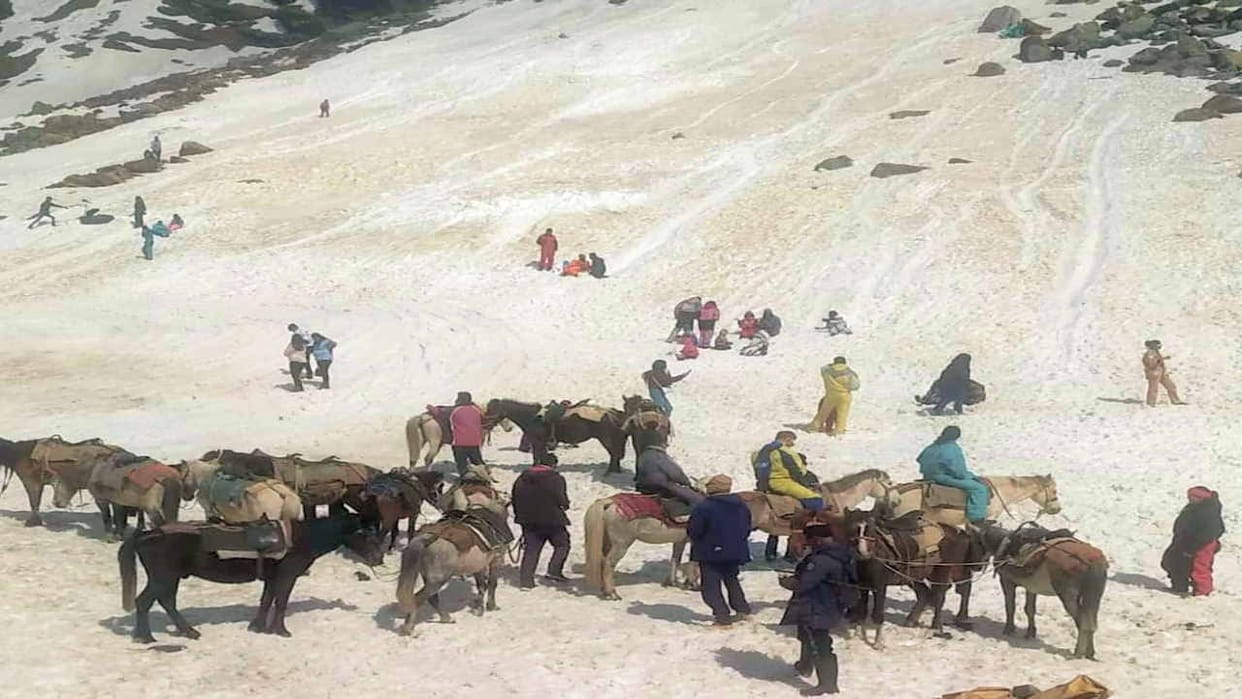Rohtang Pass not far away, 300 tourist vehicles reached Marhi