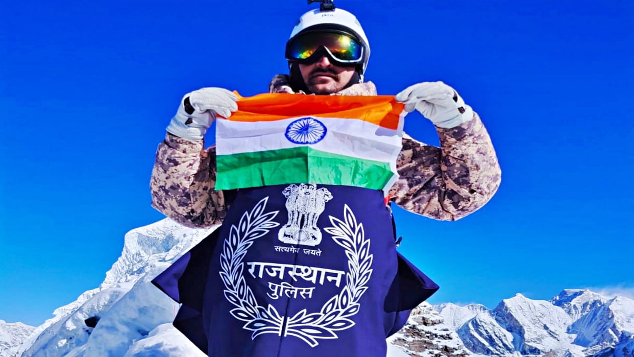 Jodhpur's sub-inspector Bhanwar Singh conquered Mount Lobuche Peak in his first attempt