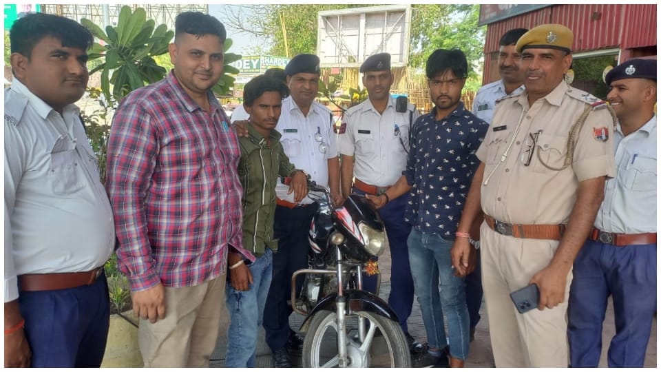 Traffic police was checking vehicles in Dholpur two bike thieves from UP arrested