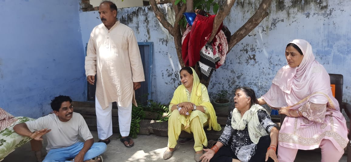 Bijnor News: The dead body of the supervisor was found lying in the field on the roadside, lived with the fami