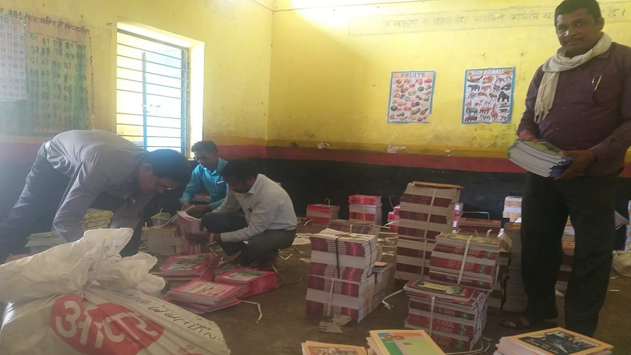 For first time in Chhattisgarh uniforms and books were distributed to schools before session