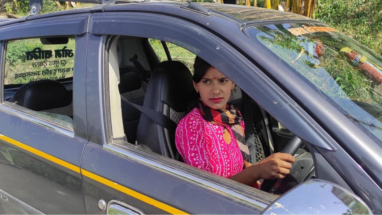 Women taxi driver Mamta Joshi inspirational story Bageshwar Uttarakhand news in hindi