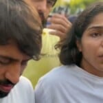 मैच देखने पहुंचे पहलवानों ने टिकट फाड़ने का लगाया आरोप