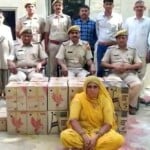 पुलिस गिरफ्त में आरोपी महिला।