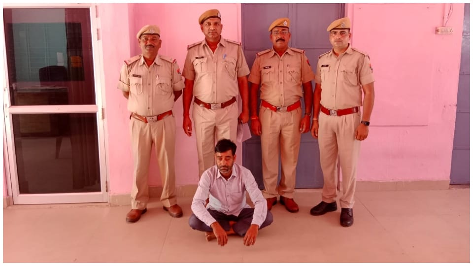 2000 reward fraud arrested from banks in Dholpur Fake documents recovered