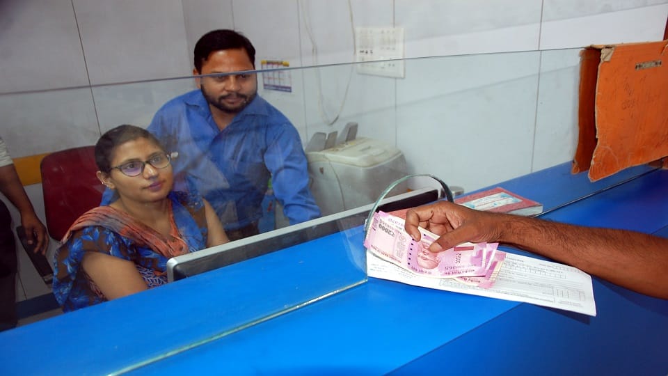 many people deposits 2000 Rupee Notes in banks in lakhimpur kheri