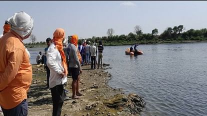 two friends Drowned In Yamuna River one died and Divers Searching second