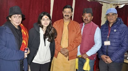 Badrinath Dham: अभिनेत्री डिंपल कपाड़िया ने किए भगवान बदरी विशाल के दर्शन, नातिन के साथ पहुंचकर लिया आशीर्वाद Actress Dimple Kapadia reached Badrinath Dham bollywood Entertainment Uttarakhand news in hindi