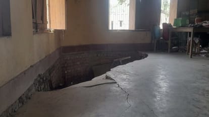 Bihar News: खगड़िया में स्वयं सहायता समूह के भवन का फर्श धंसा, मलबे में दबने से दो लोग घायल Floor of self help group building in Khagaria caved in, two people injured due to being buried under debris