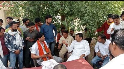 Jhansi: पुलिस की कार्रवाई से नाराज विधायक रक्सा थाने में धरने पर बैठे, पुलिस परेशान, समझाने पर खत्म किया धरना MLA sat on a dharna atRaksa police station Angered by action of police