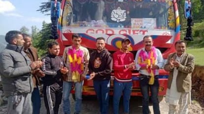Jammu Kashmir: After seven decades of independence bus reached Kathua Raulka, people welcomed driver