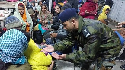 Sikkim: भूस्खलन में फंसे 500 पर्यटकों की सेना ने बचाई जान, लोगों की सुरक्षा के लिए शिविर में मेडिकल टीम तैनात Sikkim: Army rescues 500 tourists trapped in landslide, medical team deployed in camp for safety of people
