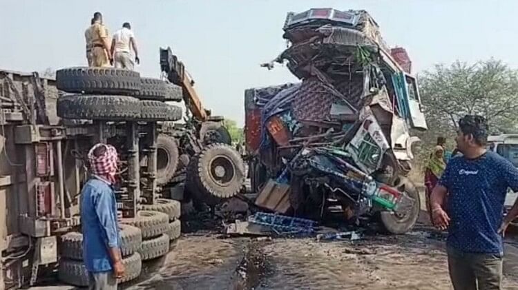 दो ट्रकों की भिड़ंत में तीन की मौत: जांजगीर-चांपा में हादसा, गैस कटर से काटकर दो घंटे बाद निकाला जा सका शव
