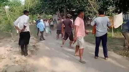 Varanasi: दो गांव के लोगों में जमकर हुई मारपीट, लहराए गए असलहे, एक पिस्टल बरामद, कई घायल Varanasi: People of two villages fought fiercely, weapons were waved, a pistol recovered, many injured