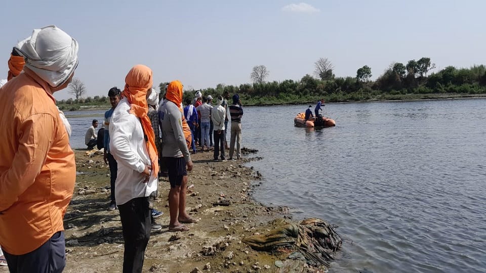 two friends Drowned In Yamuna River one died and Divers Searching second