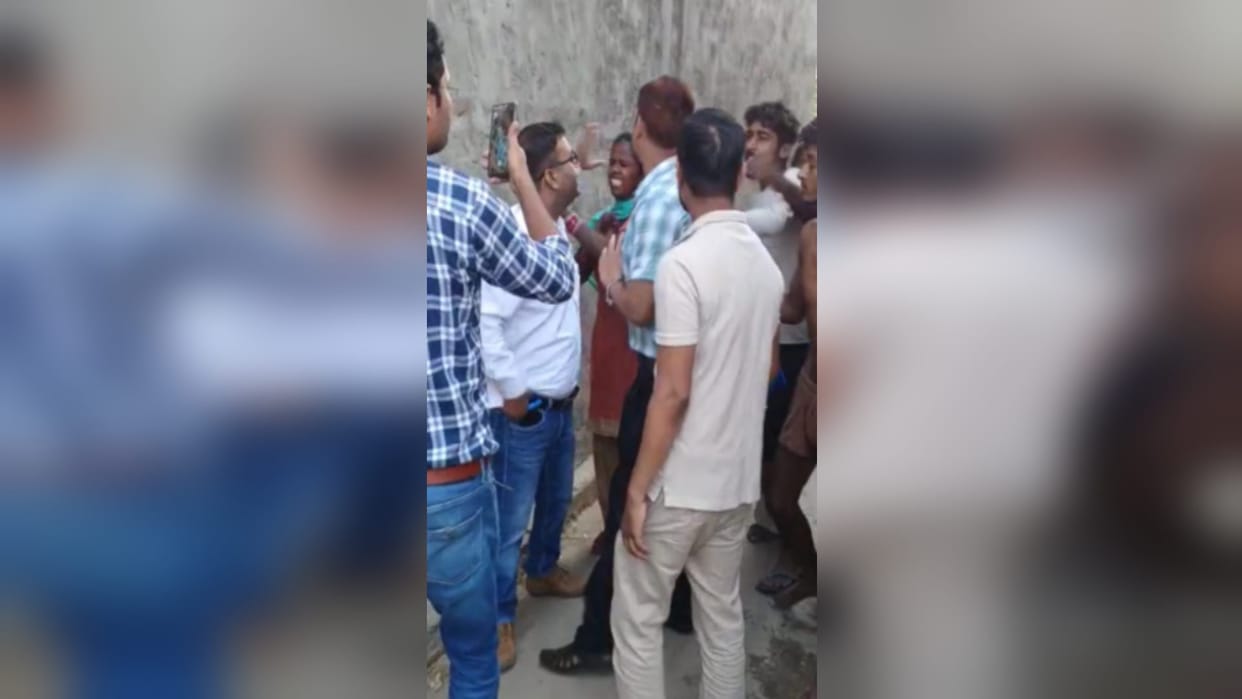 Baghpat: Attacked on Energy corporation team, snatched documents and broke a mobile of engineer during raid
