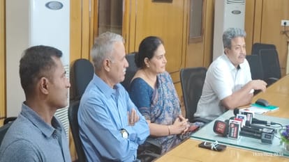 Rajasthan: 2.31 crore rupees and 1 kg gold found in jaipur Yojna bhawan almirah, Dgp-cs-commissioner pc