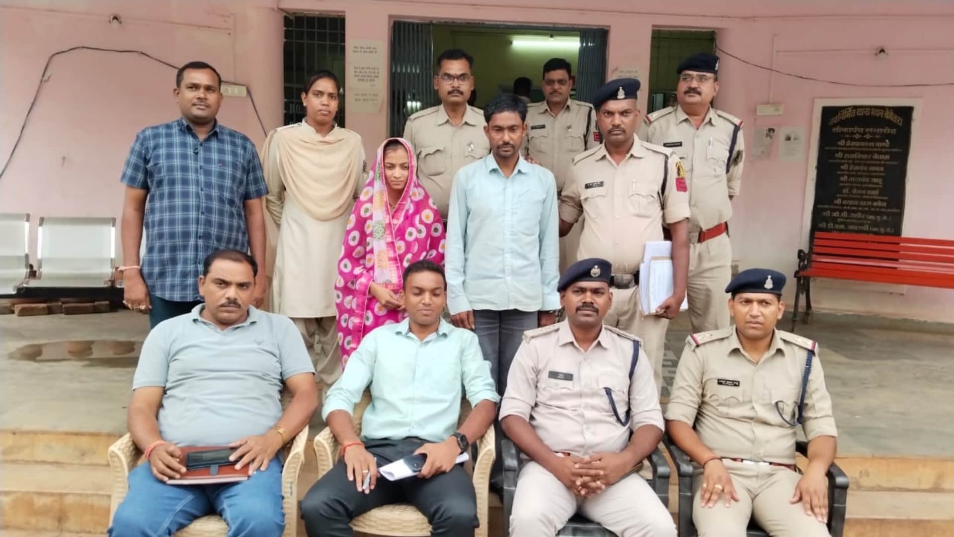 पुलिस गिरफ्त में आरोपी।