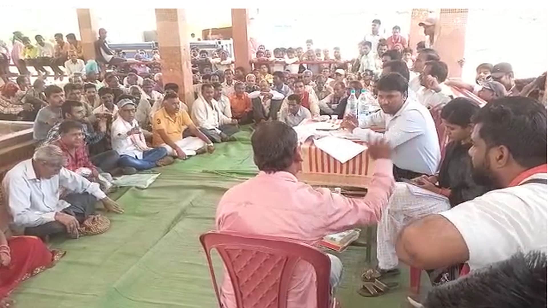 मनरेगा में घोटाले की जांच के लिए पहुंची टीम ने ग्रामीणों से बात की।