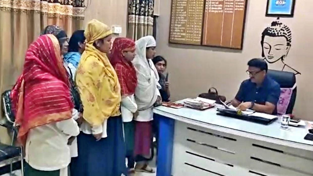 Chhindwara Parasia BMO calls women repeatedly dispute in dispensary