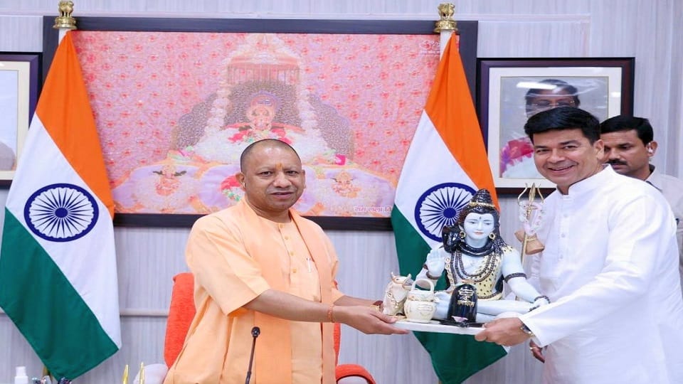 CM Yogi Adityanath met the Mayor Umesh Gautam of Bareilly
